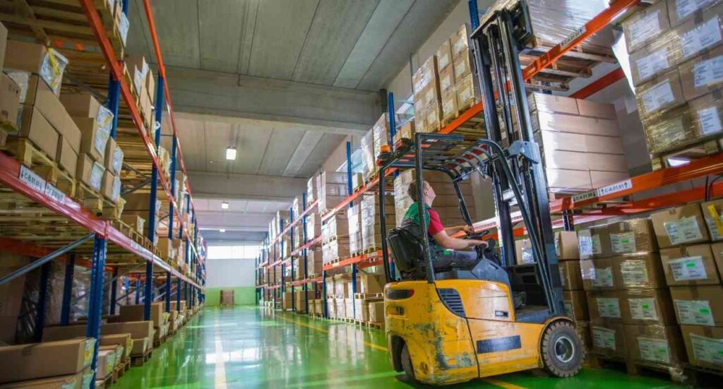 forklift-warehouse